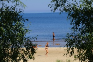 Travelnews.lv novēro, ka saulainās Jūrmalas pludmales sāk pievilināt tūristus un atpūtniekus 34