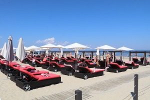 Travelnews.lv novēro, ka saulainās Jūrmalas pludmales sāk pievilināt tūristus un atpūtniekus 7