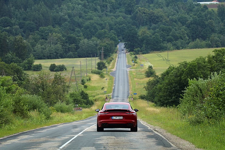 Travelnews.lv izbrauc lielceļu tūri «Porsche World Road Show Latvia 2022» ar jaudīgiem spēkratiem 319824