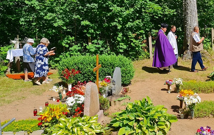 Iepazīsti kā Latgalē svin kapusvētkus - Jaunokras kapi Krāslavas novadā 319849