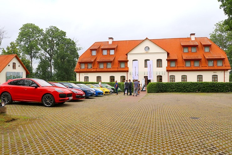 Lielceļu tūres «Porsche World Road Show Latvia 2022» dalībnieki iebrauc uz pusdienām «Kalnamuižā» 319862