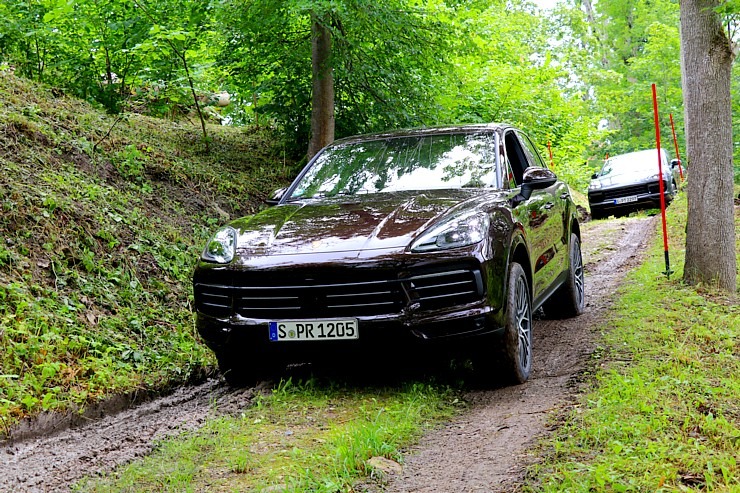 Lielceļu tūres «Porsche World Road Show Latvia 2022» dalībnieki iebrauc uz pusdienām «Kalnamuižā» 319871