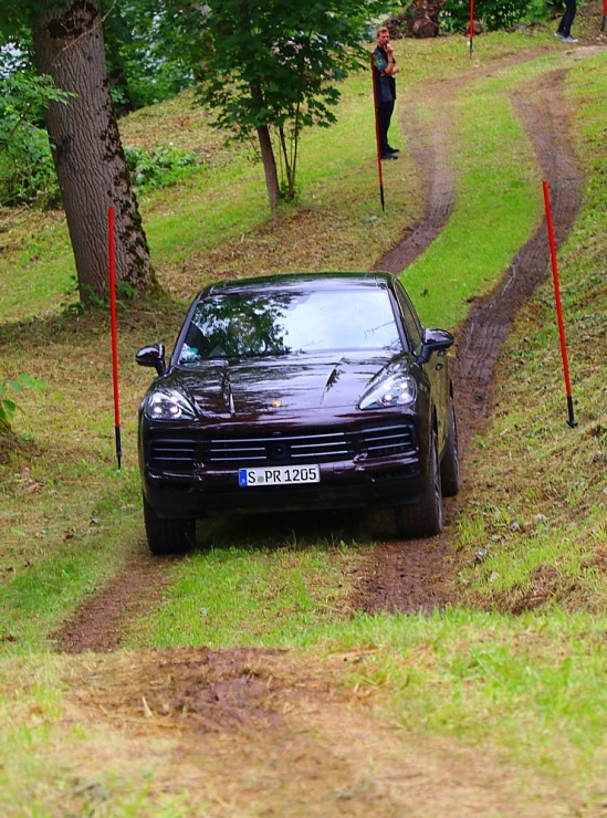 Lielceļu tūres «Porsche World Road Show Latvia 2022» dalībnieki iebrauc uz pusdienām «Kalnamuižā» 319874