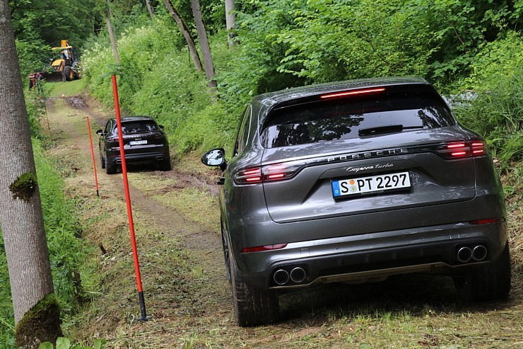 Lielceļu tūres «Porsche World Road Show Latvia 2022» dalībnieki iebrauc uz pusdienām «Kalnamuižā» 319875