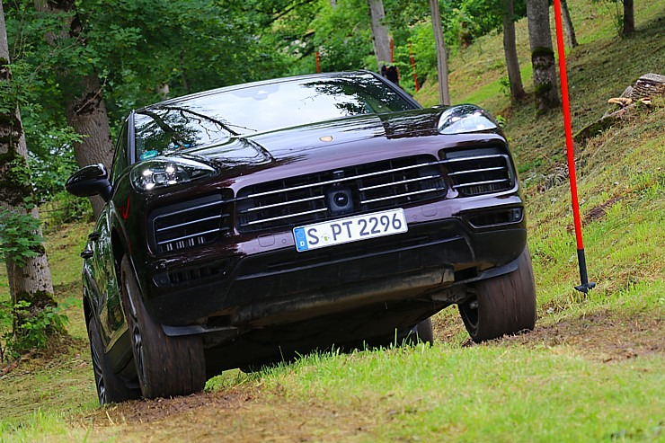 Lielceļu tūres «Porsche World Road Show Latvia 2022» dalībnieki iebrauc uz pusdienām «Kalnamuižā» 319877