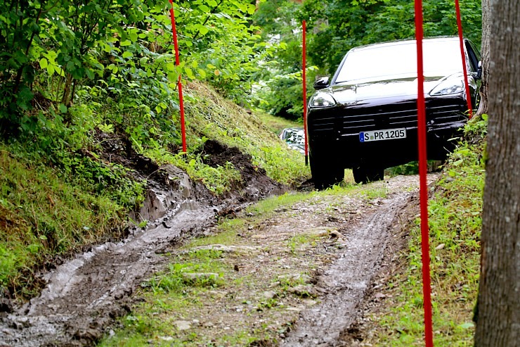 Lielceļu tūres «Porsche World Road Show Latvia 2022» dalībnieki iebrauc uz pusdienām «Kalnamuižā» 319868