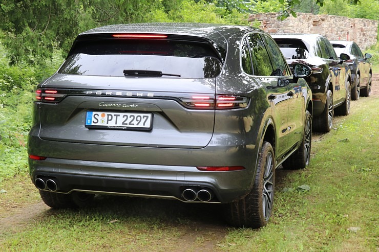 Lielceļu tūres «Porsche World Road Show Latvia 2022» dalībnieki iebrauc uz pusdienām «Kalnamuižā» 319870