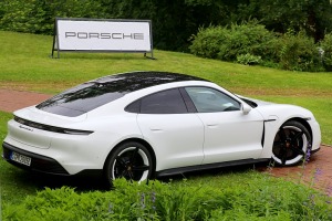 Lielceļu tūres «Porsche World Road Show Latvia 2022» dalībnieki iebrauc uz pusdienām «Kalnamuižā» 40