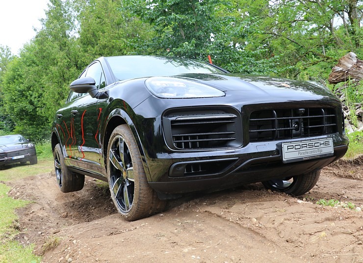 Lielceļu tūres «Porsche World Road Show Latvia 2022» dalībnieki iepazīst Kurzemi un spēkratus 319935