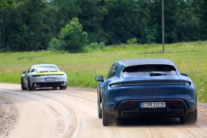 Lielceļu tūres «Porsche World Road Show Latvia 2022» dalībnieki iepazīst Kurzemi un spēkratus 32