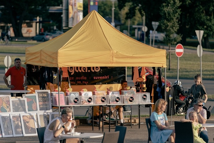 Ar koncertiem, ēdieniem un amatanieku darinājumiem «ATTA KRASTA FESTIVĀLS» priecē rīdziniekus. Foto: ATTA CENTRE 320640