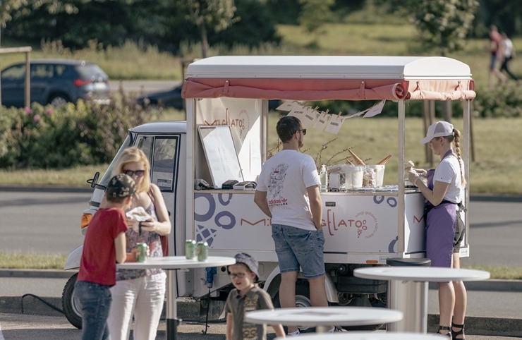 Ar koncertiem, ēdieniem un amatanieku darinājumiem «ATTA KRASTA FESTIVĀLS» priecē rīdziniekus. Foto: ATTA CENTRE 320643