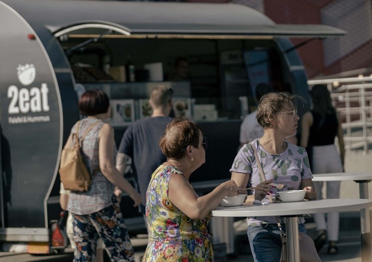 Ar koncertiem, ēdieniem un amatanieku darinājumiem «ATTA KRASTA FESTIVĀLS» priecē rīdziniekus. Foto: ATTA CENTRE 320651