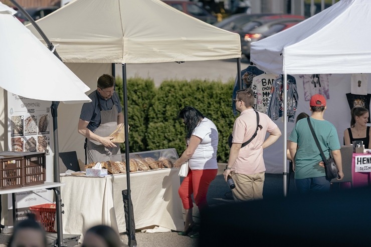 Ar koncertiem, ēdieniem un amatanieku darinājumiem «ATTA KRASTA FESTIVĀLS» priecē rīdziniekus. Foto: ATTA CENTRE 320653