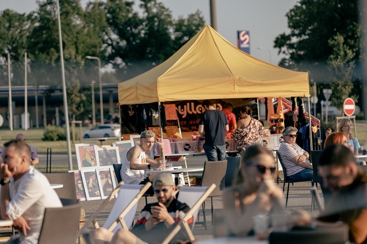 Ar koncertiem, ēdieniem un amatanieku darinājumiem «ATTA KRASTA FESTIVĀLS» priecē rīdziniekus. Foto: ATTA CENTRE 320658