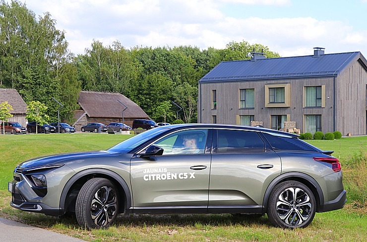 Travelnews.lv ar jauno «Citroën C5 X» apmeklē atpūtas kompleksa «Mikelis» apjomīgo motormuzeju 320697