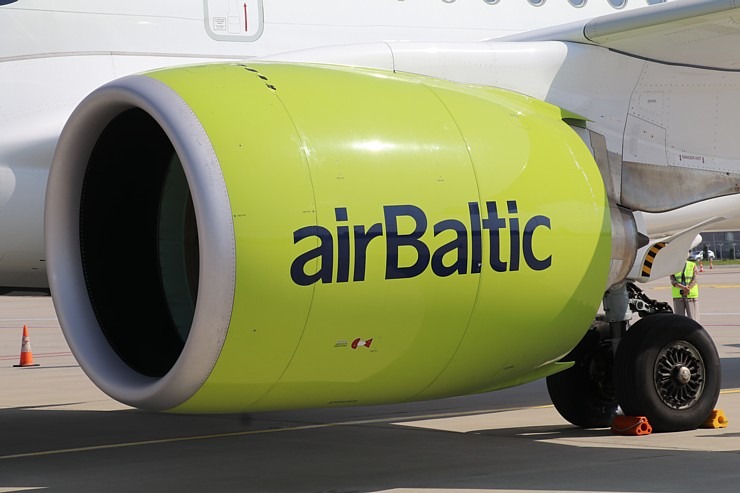 Travelnews.lv drīkst klātienē izložņāt jauno «airBaltic» lidmašīnu «Airbus A220-300» lidostā «Rīga» 320713