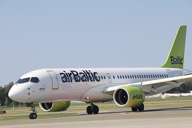 Travelnews.lv drīkst klātienē izložņāt jauno «airBaltic» lidmašīnu «Airbus A220-300» lidostā «Rīga» 320720