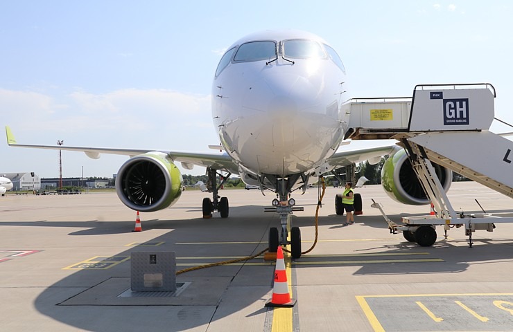 Travelnews.lv drīkst klātienē izložņāt jauno «airBaltic» lidmašīnu «Airbus A220-300» lidostā «Rīga» 320703