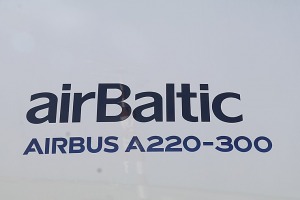 Travelnews.lv drīkst klātienē izložņāt jauno «airBaltic» lidmašīnu «Airbus A220-300» lidostā «Rīga» 24