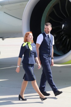 Travelnews.lv drīkst klātienē izložņāt jauno «airBaltic» lidmašīnu «Airbus A220-300» lidostā «Rīga» 3