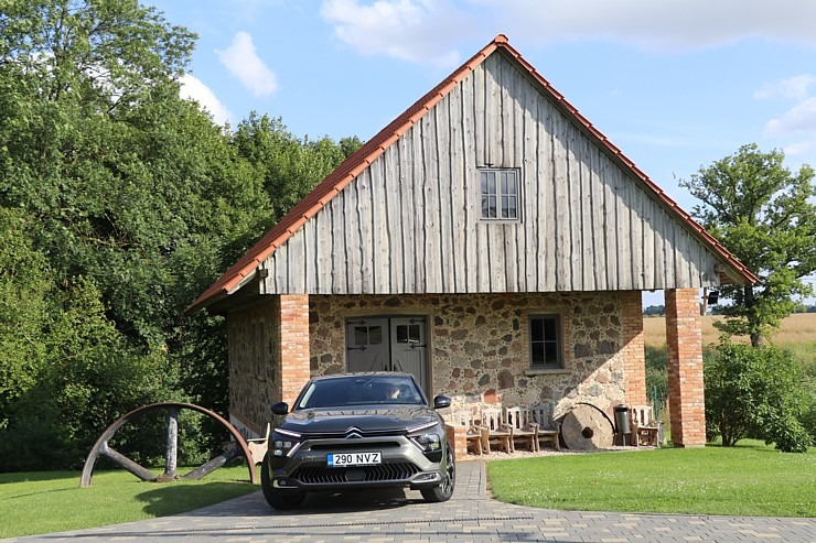 Travelnews.lv ar jauno «Citroën C5 X» apmeklē atpūtas kompleksu «Miķelis» Bauskas novadā. Sadarbībā ar Autohalle.com 320870