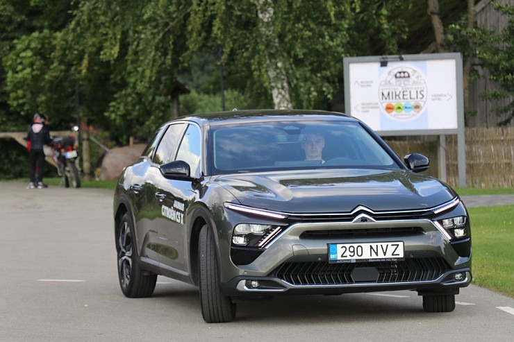 Travelnews.lv ar jauno «Citroën C5 X» apmeklē atpūtas kompleksu «Miķelis» Bauskas novadā. Sadarbībā ar Autohalle.com 320879