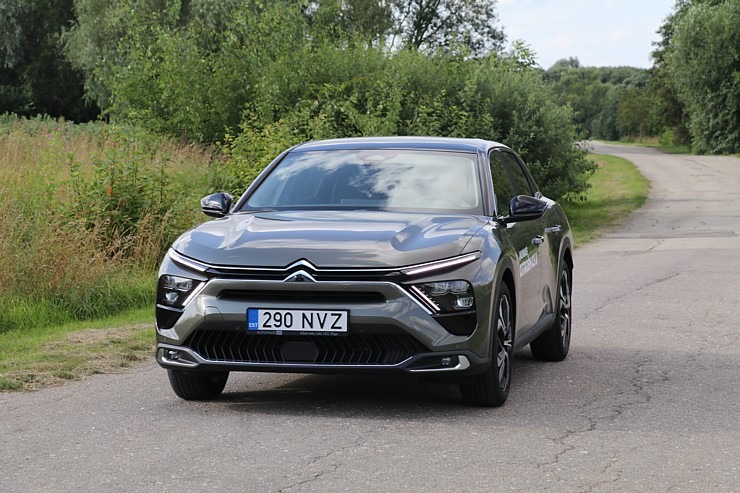 Travelnews.lv ar jauno «Citroën C5 X» apmeklē atpūtas kompleksu «Miķelis» Bauskas novadā. Sadarbībā ar Autohalle.com 320861