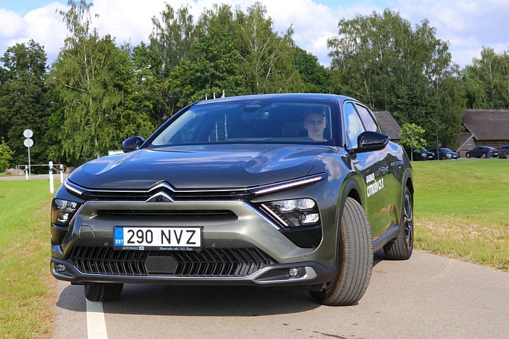 Travelnews.lv ar jauno «Citroën C5 X» apceļo Rīgu un Zemgali 320898