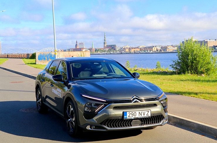 Travelnews.lv ar jauno «Citroën C5 X» apceļo Rīgu un Zemgali 320885