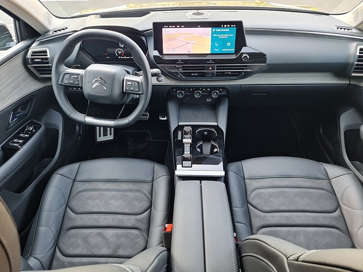 Travelnews.lv ar jauno «Citroën C5 X» apceļo Rīgu un Zemgali 320904