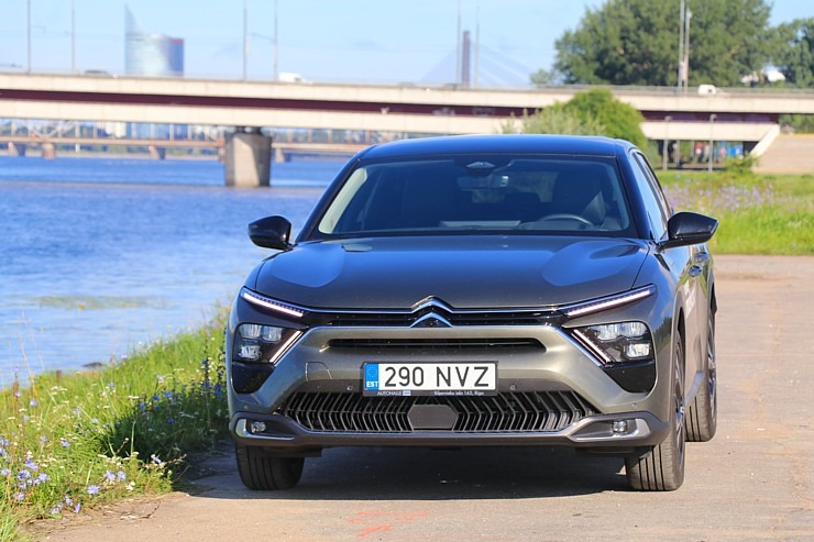 Travelnews.lv ar jauno «Citroën C5 X» apceļo Rīgu un Zemgali 320886