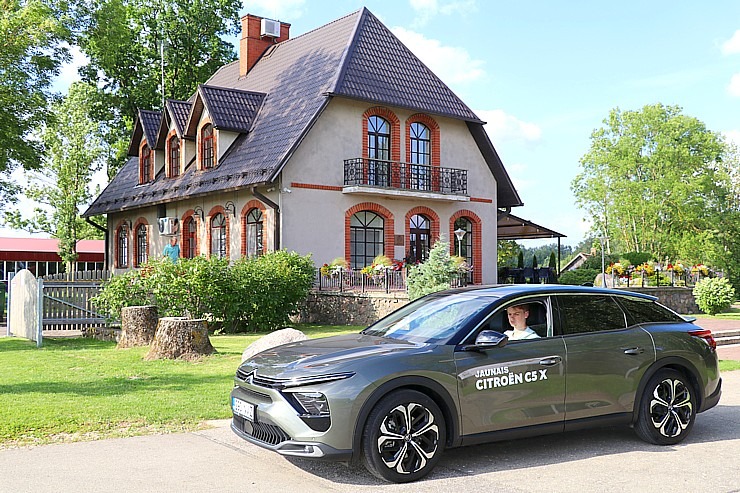 Travelnews.lv ar jauno «Citroën C5 X» apmeklē atpūtas kompleksa «Miķelis» restorānu 320920