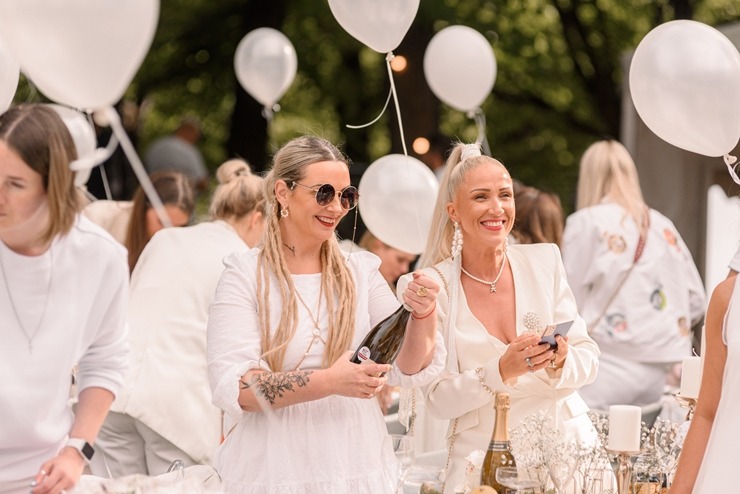 Jau astoto gadu daudzi simti ļaužu svin iedvesmojošās pop-up piknika vakariņas «Lelegante Pop–Up Picnic». Foto: Artūrs Martinovs 321100