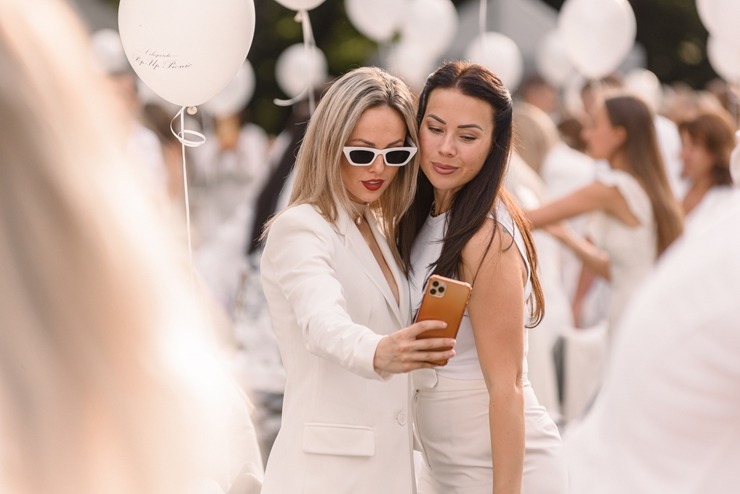 Jau astoto gadu daudzi simti ļaužu svin iedvesmojošās pop-up piknika vakariņas «Lelegante Pop–Up Picnic». Foto: Artūrs Martinovs 321101