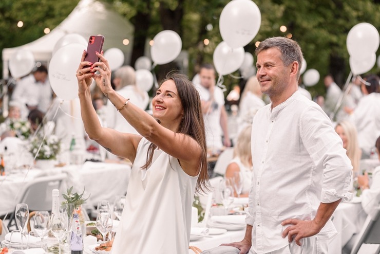 Jau astoto gadu daudzi simti ļaužu svin iedvesmojošās pop-up piknika vakariņas «Lelegante Pop–Up Picnic». Foto: Artūrs Martinovs 321102