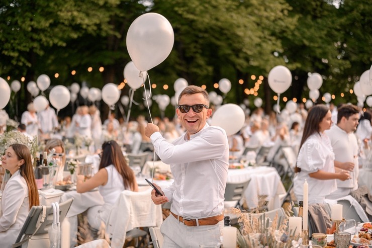 Jau astoto gadu daudzi simti ļaužu svin iedvesmojošās pop-up piknika vakariņas «Lelegante Pop–Up Picnic». Foto: Artūrs Martinovs 321103