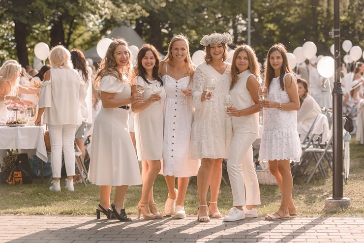 Jau astoto gadu daudzi simti ļaužu svin iedvesmojošās pop-up piknika vakariņas «Lelegante Pop–Up Picnic». Foto: Artūrs Martinovs 321104