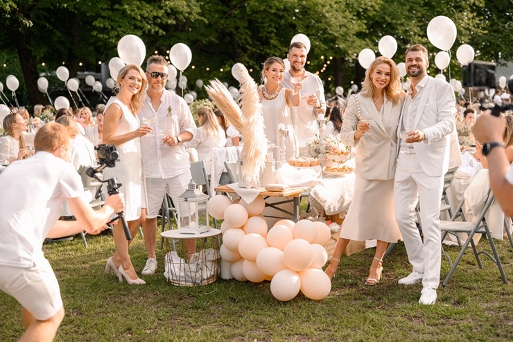 Jau astoto gadu daudzi simti ļaužu svin iedvesmojošās pop-up piknika vakariņas «Lelegante Pop–Up Picnic». Foto: Artūrs Martinovs 321106