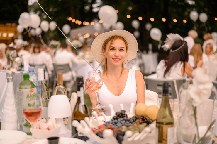 Jau astoto gadu daudzi simti ļaužu svin iedvesmojošās pop-up piknika vakariņas «Lelegante Pop–Up Picnic». Foto: Artūrs Martinovs 321107