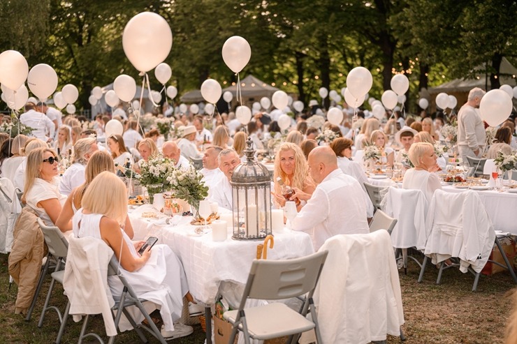 Jau astoto gadu daudzi simti ļaužu svin iedvesmojošās pop-up piknika vakariņas «Lelegante Pop–Up Picnic». Foto: Artūrs Martinovs 321108