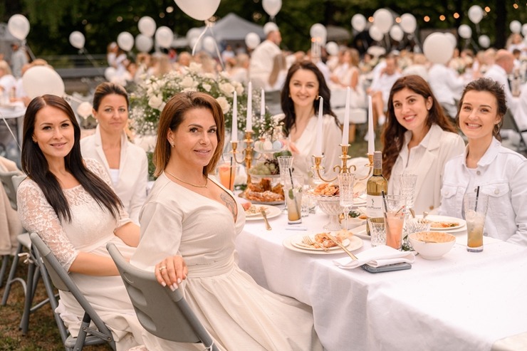 Jau astoto gadu daudzi simti ļaužu svin iedvesmojošās pop-up piknika vakariņas «Lelegante Pop–Up Picnic». Foto: Artūrs Martinovs 321109