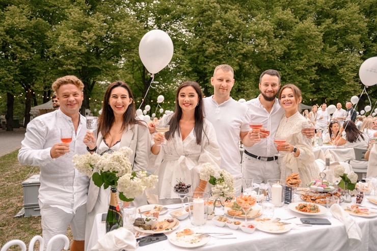 Jau astoto gadu daudzi simti ļaužu svin iedvesmojošās pop-up piknika vakariņas «Lelegante Pop–Up Picnic». Foto: Artūrs Martinovs 321110