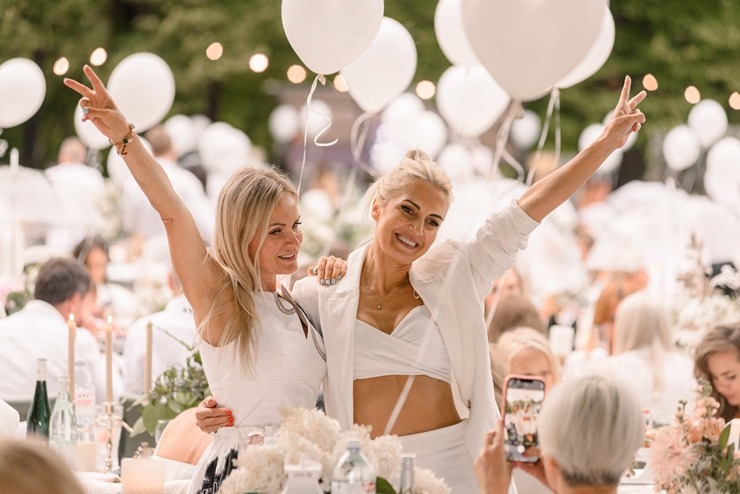 Jau astoto gadu daudzi simti ļaužu svin iedvesmojošās pop-up piknika vakariņas «Lelegante Pop–Up Picnic». Foto: Artūrs Martinovs 321113