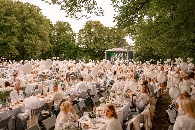 Jau astoto gadu daudzi simti ļaužu svin iedvesmojošās pop-up piknika vakariņas «Lelegante Pop–Up Picnic». Foto: Artūrs Martinovs 321114