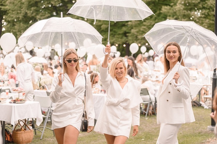 Jau astoto gadu daudzi simti ļaužu svin iedvesmojošās pop-up piknika vakariņas «Lelegante Pop–Up Picnic». Foto: Artūrs Martinovs 321115