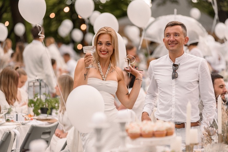 Jau astoto gadu daudzi simti ļaužu svin iedvesmojošās pop-up piknika vakariņas «Lelegante Pop–Up Picnic». Foto: Artūrs Martinovs 321116