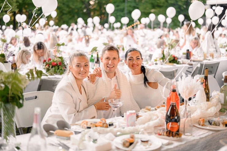 Jau astoto gadu daudzi simti ļaužu svin iedvesmojošās pop-up piknika vakariņas «Lelegante Pop–Up Picnic». Foto: Artūrs Martinovs 321119