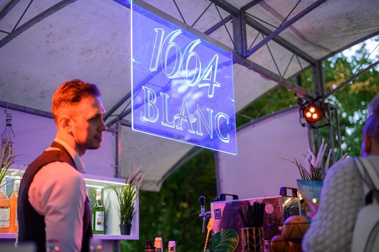 Jau astoto gadu daudzi simti ļaužu svin iedvesmojošās pop-up piknika vakariņas «Lelegante Pop–Up Picnic». Foto: Artūrs Martinovs 321120