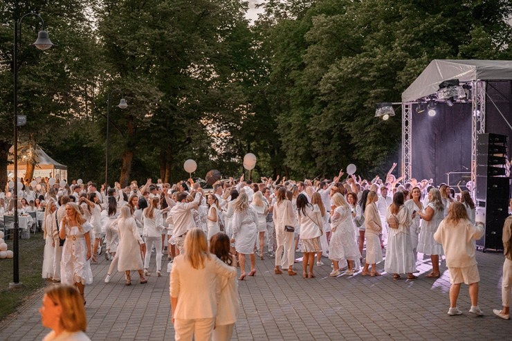 Jau astoto gadu daudzi simti ļaužu svin iedvesmojošās pop-up piknika vakariņas «Lelegante Pop–Up Picnic». Foto: Artūrs Martinovs 321123